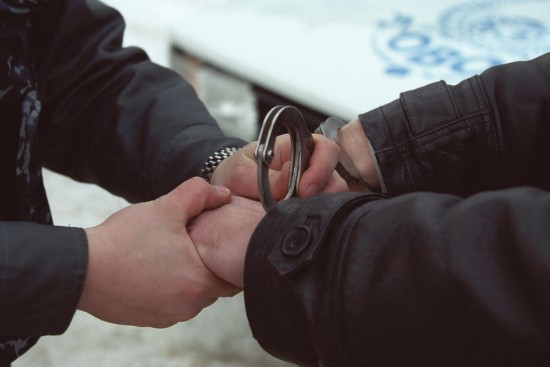 Полицейские Обручевского района задержали 29-летнего подозреваемого в разбойном нападении