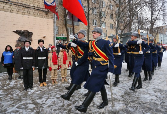 "Преклоняю голову перед героем". В ЮЗАО установили мемориальную доску в честь Ивана Злыденного