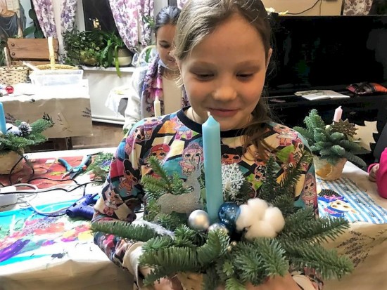 В воскресной школе храма Патриарха Московского в Зюзине прошли мастер-классы по изготовлению рождественских свечей