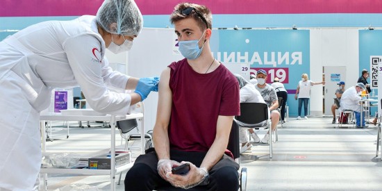 Собянин: Московские предприятия выполнили требования РПН о вакцинации 80% сотрудников
