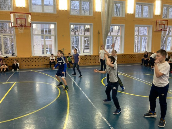 В школе №113 Конькова прошли ежегодные соревнования по пионерболу