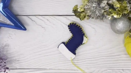 Усадьба "Воронцово" опубликовала мастер-класс по созданию новогоднего украшения в виде ботинка