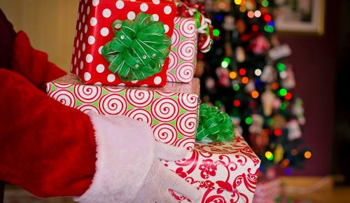 На площадке фестиваля «Путешествие в Рождество» дети могут отправить письмо Деду Морозу