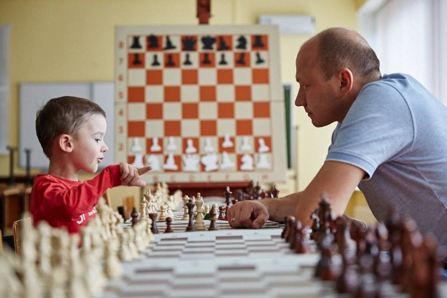 В "Меридиане" прошли занятия по шахматам и вокалу.