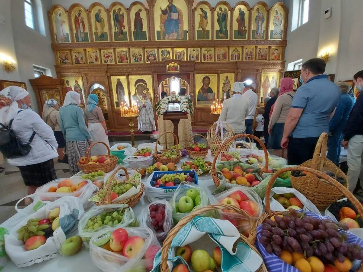 Яблочный спас в церкви